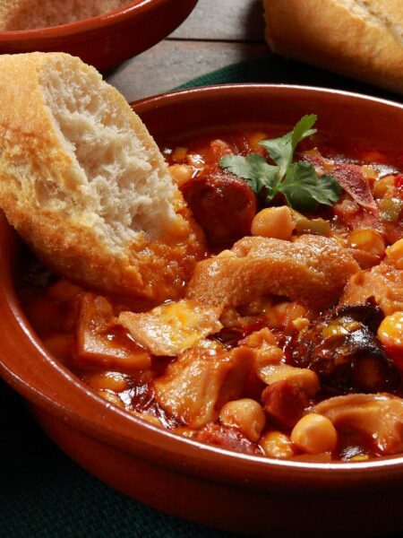 Cocinando un delicioso guisado de carne con chorizo