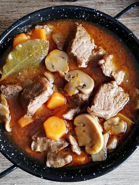 Preparando un rico y nutritivo Guisado de carne con champiñones