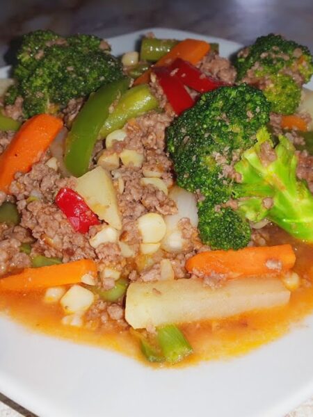 Cocinando un rico Guisado de carne con verduras