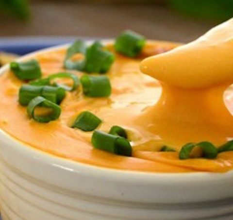 Papas con queso cheddar vegano