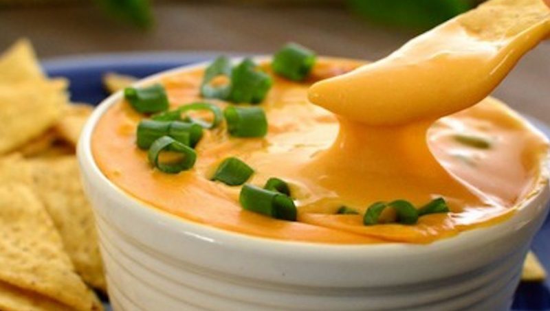 Papas con queso cheddar vegano