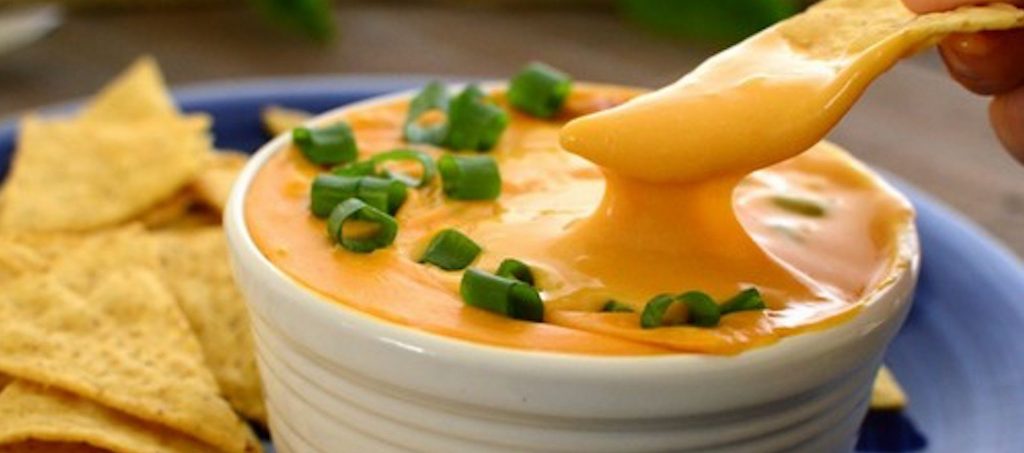 Papas con queso cheddar vegano