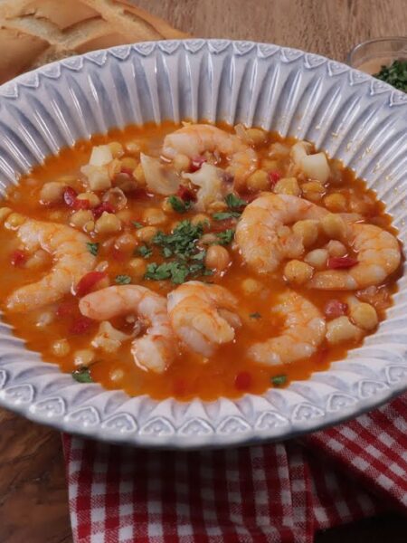 Un rico POTAJE DE GARBANZOS CON SEPIA Y LANGOSTINOS, una de nuestras recetas de Cuaresma fáciles