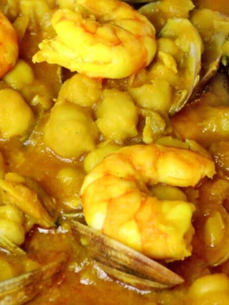 Potaje de garbanzos con almejas y langostinos