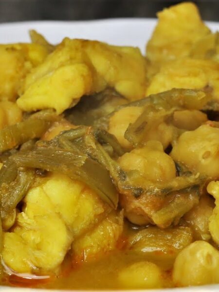 Potaje de garbanzos con rape y tagarninas