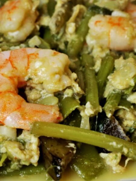 Revuelto de tagarninas, judías verdes y langostinos