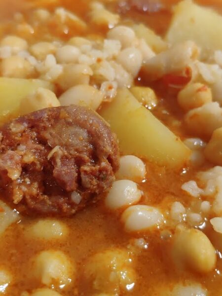 Potaje de habichuelas blancas y garbanzos con chorizo y arroz