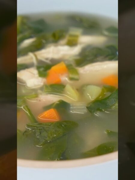 Sopa de pollo, una curita para el corazón. #receta #chefjohnmotta #pollo