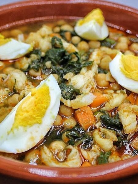 Recetas de potajes: Traditional Lenten Stew: Chickpeas with Spinach and Cod Holy Week Stew. Chickpeas with Spinach and Cod