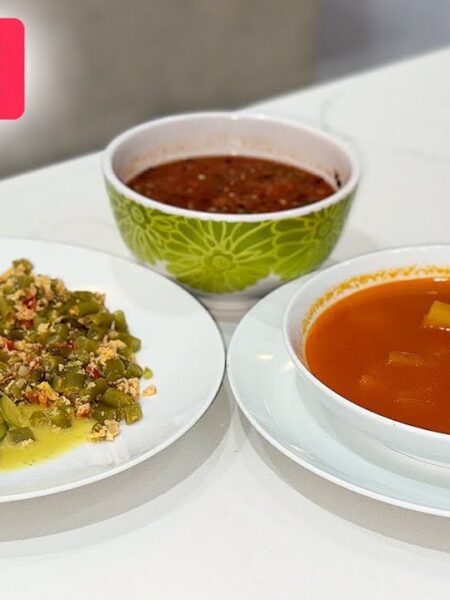 Guisados de Carne: Crema de calabaza con papa, ejotes guisados y elote, adornada con rajas (Menú vegetariano)