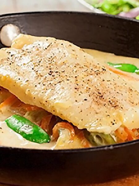 Salteado de salmón con verduras al ajillo