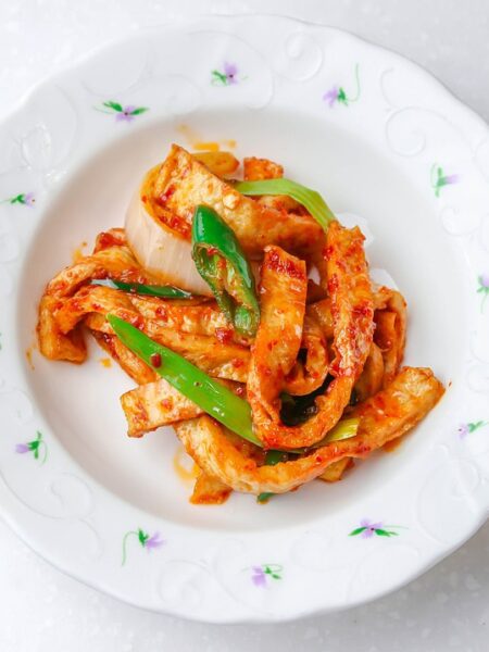 Filetes de pescado guisados en salsa de tomate y verduras