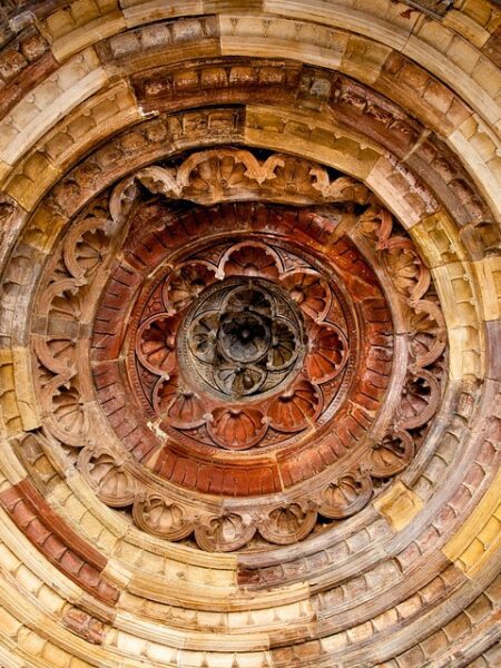 Delicioso bacalao fresco guisado con salsa de tomate y pimientos