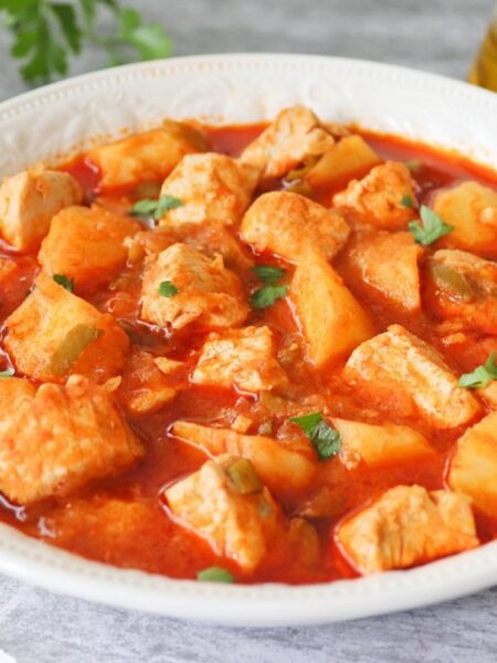 Delicioso guiso de bonito en salsa de tomate y verduras