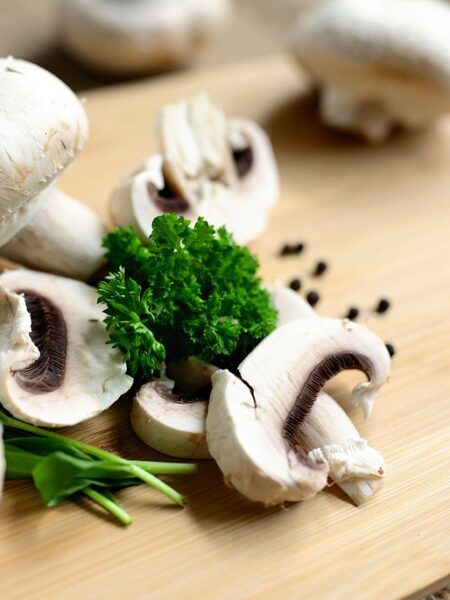 Champiñones guisados con ajo y perejil