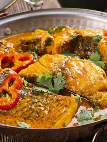 Estofado de pescado con verduras y salsa de tomate