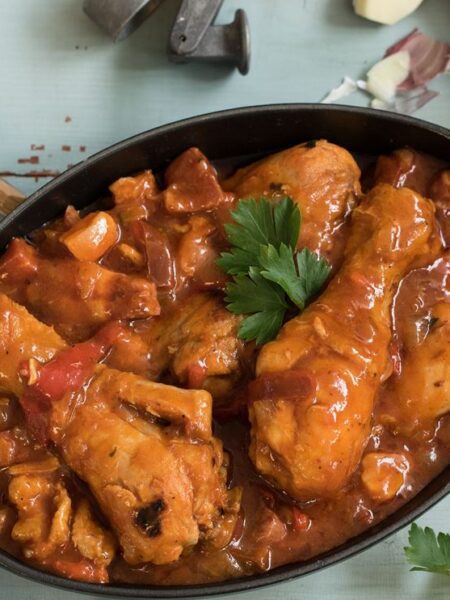 Estofado de pollo con salsa de pimientos y cerveza negra