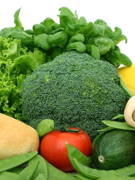 Delicioso atún guisado con verduras al estilo mediterráneo