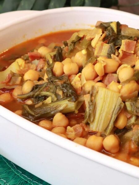 Recetas de potajes: Receta fácil y clásica de guiso de garbanzos con verduras.