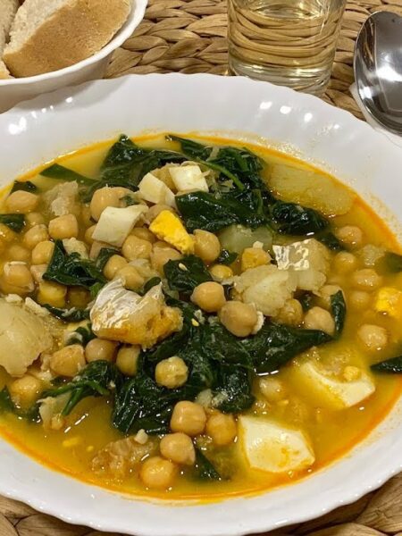 Recetas de potajes: Potaje de garbanzos, espinacas y bacalao: plato tradicional de Semana Santa.