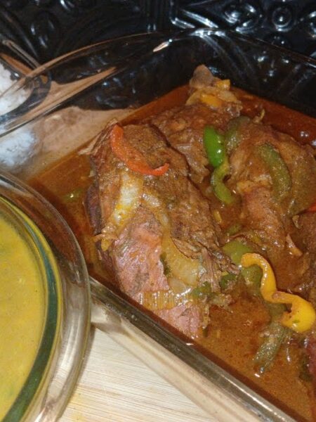 Guisados de Carne: Cómo preparar la Bandera Dominicana: Arroz blanco, guandules guisados y pollo guisado