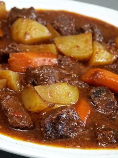 Guisados de Carne: Delicioso guiso de carne y patatas con un caldo casero de carne