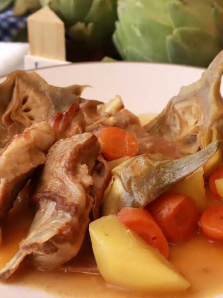 Guisados de Carne: Delicioso guiso de cordero con alcachofas y patatas