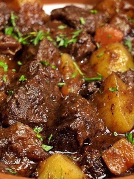 Guisados de Carne: Receta para preparar un delicioso estofado de carne de ternera con papas