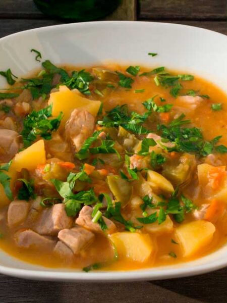 Marmitako de atún: tradición vasca en tu mesa.