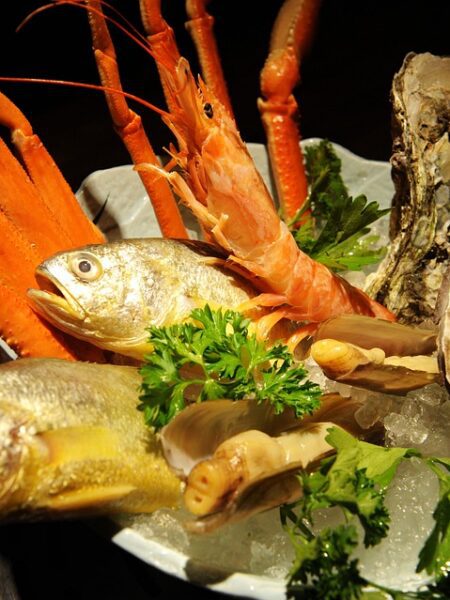 Corvina con salsa de tomate y verduras