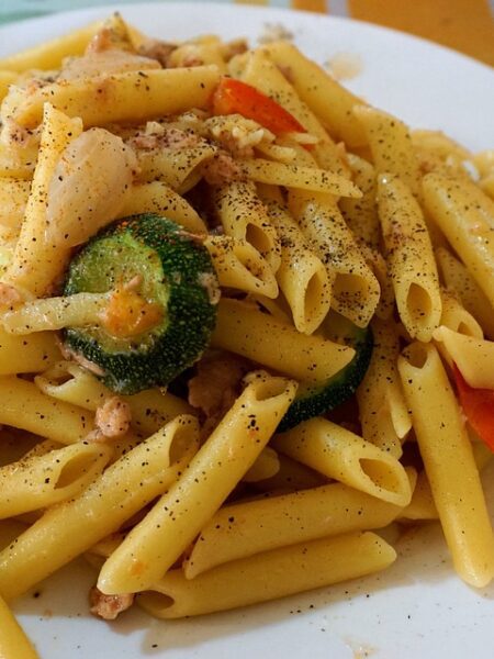 Delicioso guiso de atún con cebolla y tomate