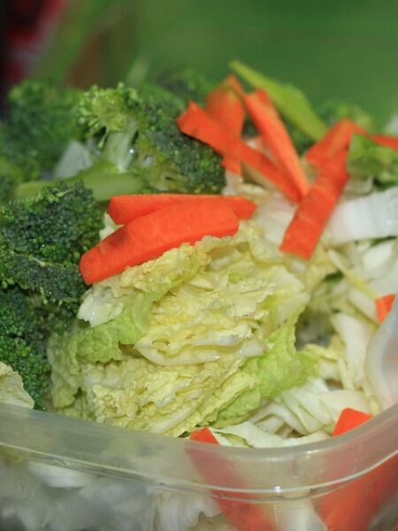 Filetes de atún al estilo mediterráneo con verduras guisadas