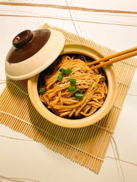 Delicias del mar: Fideos guisados con pescado en salsa de tomate