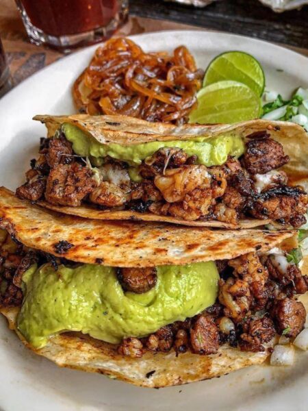 Tacos de guisado con salsa de chipotle y aguacate