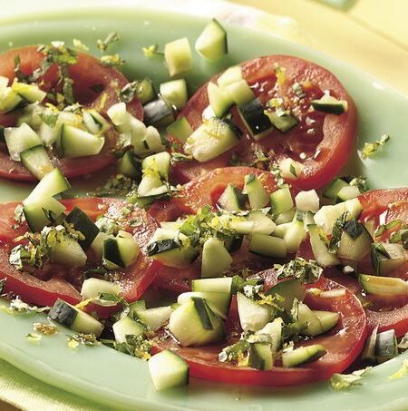 pepino con salsa de tomate y albahaca