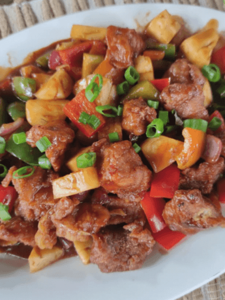 cazuela de guisado de cerdo con piña y chipotle