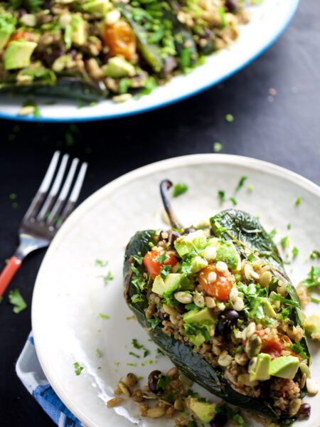 Chiles rellenos de quinoa y frijoles negros