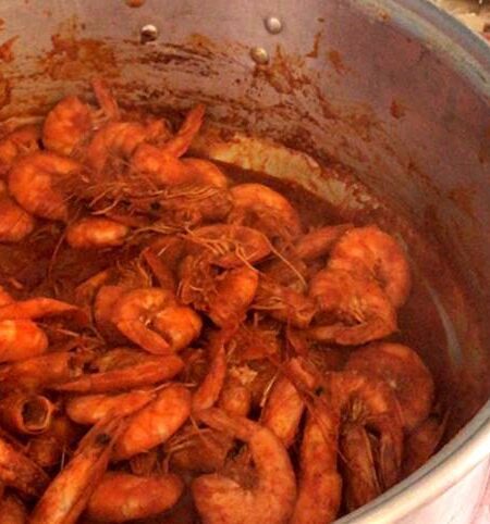 Cazuela de camarones al chipotle y aguacate