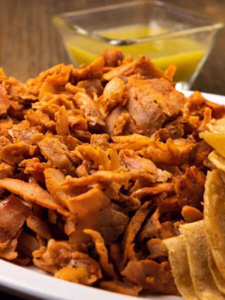 Carnitas al pastor con piña y cebolla caramelizada