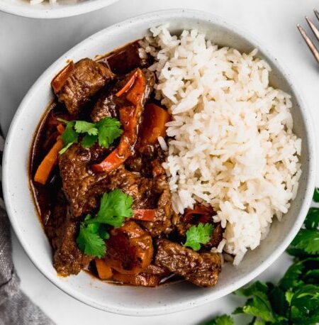 Arroz con estofado de carne a la mexicana