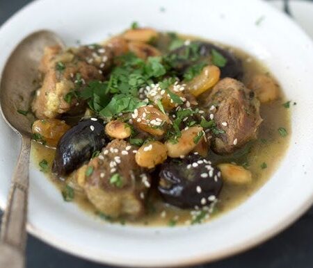 estofado de cordero con ciruelas y almendras