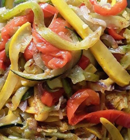 Delicioso guiso de pepino con pollo y limón