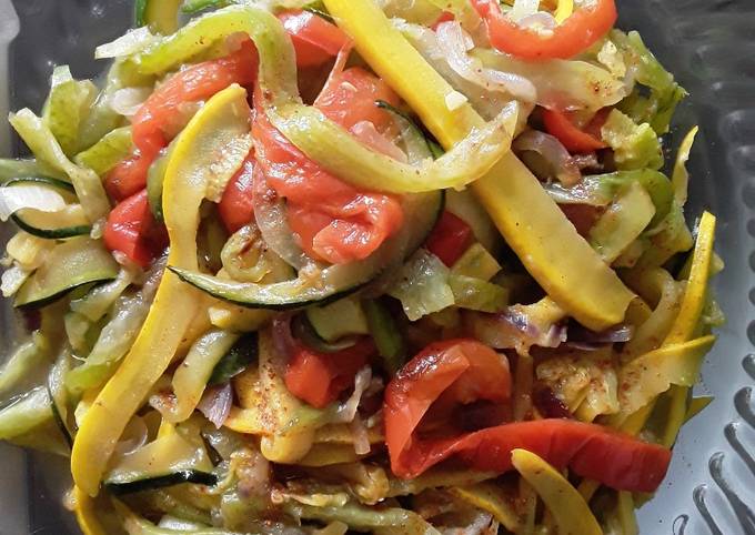 Delicioso guiso de pepino con pollo y limón