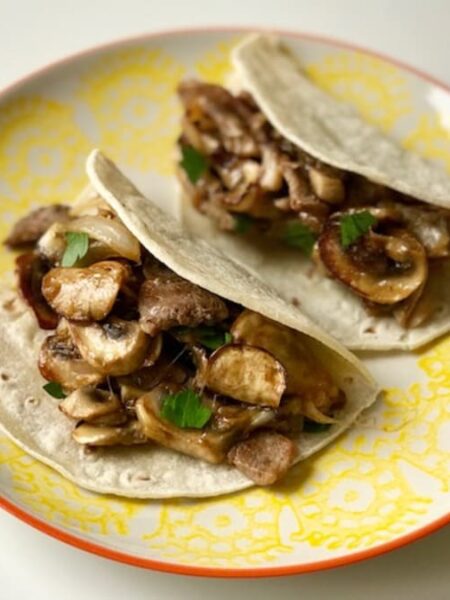 Tacos de guisado de hongos y espinacas