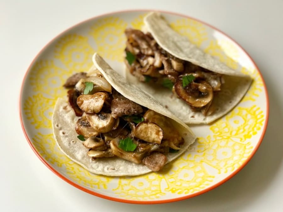 Tacos de guisado de hongos y espinacas