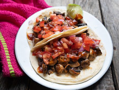 Tacos de champiñones y calabacitas al estilo mexicano