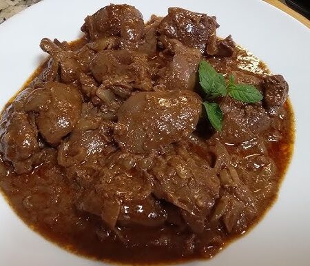 Corazones de pollo en salsa de tomate