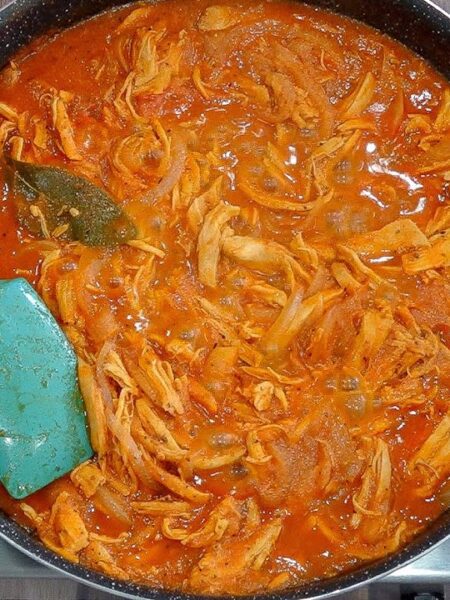 Guisado de tinga de pollo con chipotle