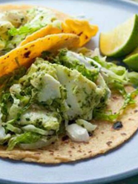 Tacos de guisado de cordero con salsa de cilantro y limón