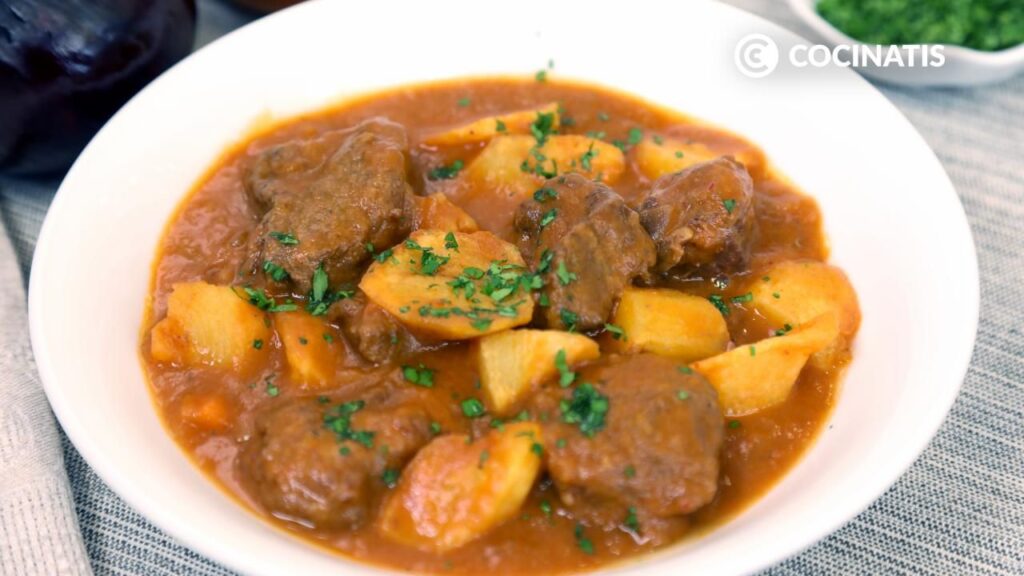estofado de cordero con pimientos y patatas al estilo sukalki